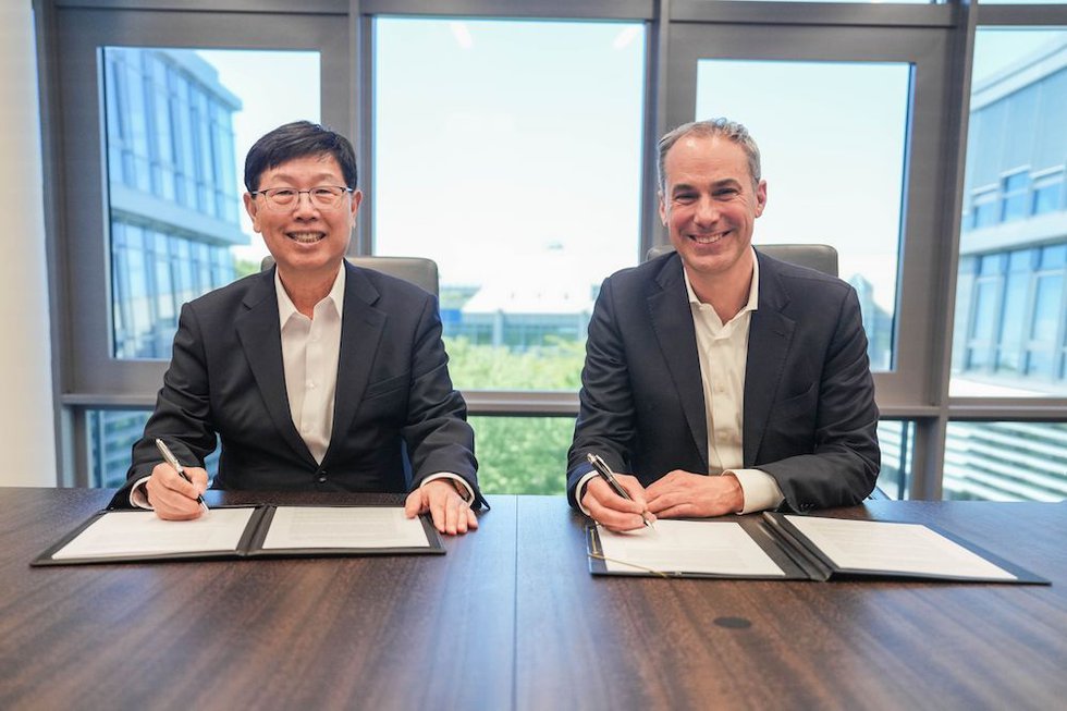 Young Liu, Chairman and CEO of Hon Hai Technology Group (Foxconn) and Cedrik Neike, CEO of Digital Industries and Member of the Managing Board of Siemens AG signing MoU.