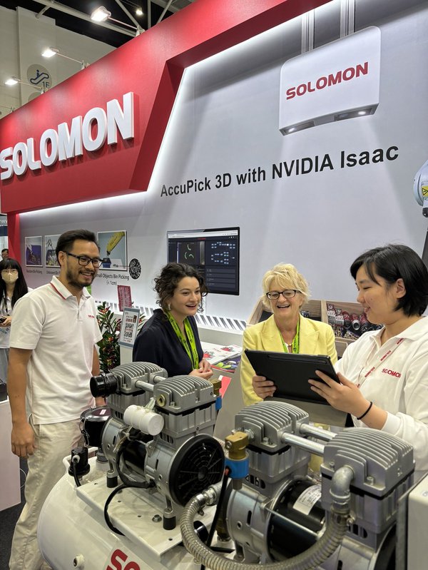 At COMPUTEX 2024, Solomon's VP of Research &amp; Development, Xuan-Loc Nguyen, introduces the META-aivi AR + AI vision system for SOP validation to visiting NVIDIA guests Madison Huang and Lori Huang.