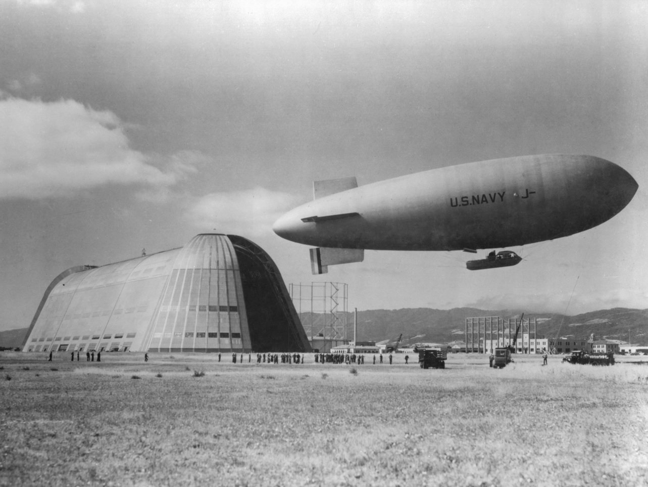 Google takes over aging Moffett Field and its airship hangars